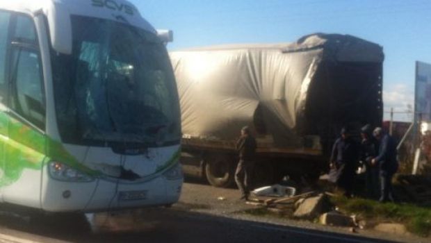 
	Autocarul lui FC Vaslui s-a CIOCNIT violent de un camion! Porumboiu face haz de necaz: &quot;Nu erau lemne in camion, erau punctele furate de FRF!&quot; :)
