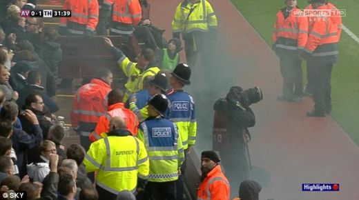 Momente de COSMAR la meciul de debut al lui Chiriches! Politia a scos un fan al lui Tottenham din arena! Ce s-a intamplat: VIDEO_3