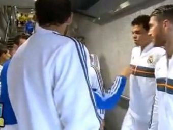 
	GEST incredibil in vestiarul lui Real! Ramos a TIPAT la un coleg pentru un GEST normal! Ronaldo s-a facut ca nu vede! VIDEO
