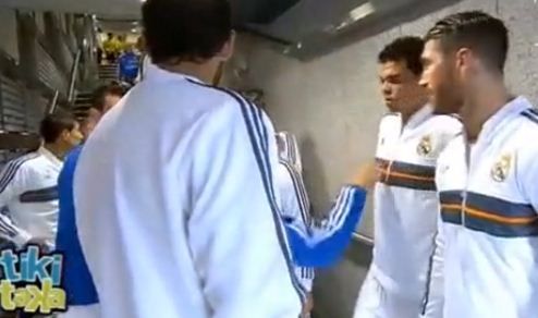 
	GEST incredibil in vestiarul lui Real! Ramos a TIPAT la un coleg pentru un GEST normal! Ronaldo s-a facut ca nu vede! VIDEO
