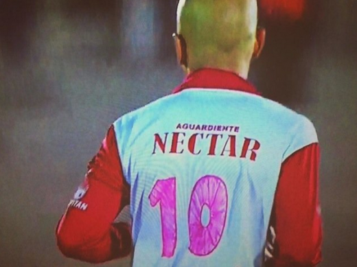 Faza INCREDIBILA la un meci din Columbia: Fotbalistii si-au DESENAT numerele cu markerul dupa ce si-au cumparat tricourile de la magazin :))_2