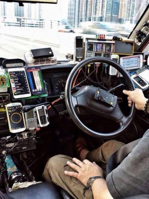 "Nu inteleg cum poate sa conduca asa" Cum arata masina unui taximetrist OBSEDAT de tehnologie: FOTO_1