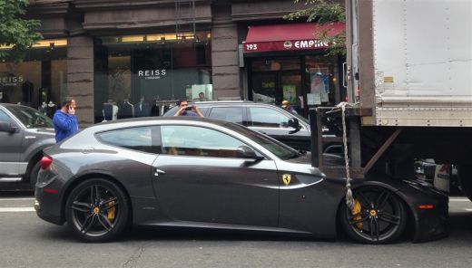 FOTO Imaginea zilei! E incredibil ce se intampla cu acest Ferrari de 260.000 de euro! Soferul e uluit: "N-am vazut nimic!"_1