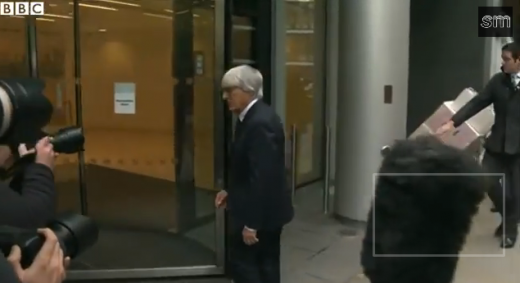 
	VIDEO Scena de Benny Hill cu seful Formula 1! Bernie Ecclestone vs intrare in Tribunal! Vezi cine a castigat! :))
