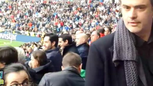
	&quot;Tu esti, Jose?&quot; Fanii Realului au avut un SOC la meciul cu Sociedad! Cum au reactionat cand l-au vazut pe Mourinho langa ei in tribune! VIDEO:
