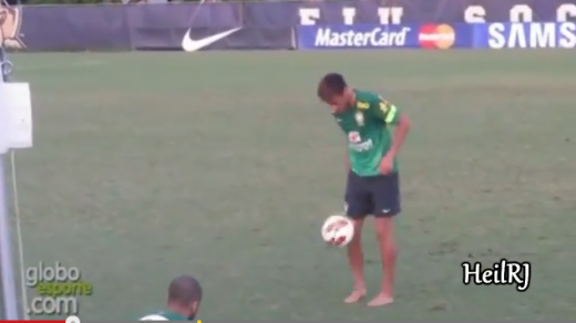
	VIDEO Samba do Neymar! Pustiul MINUNE al Barcei a intrat in febra Mondialului! Uite cum jongleaza la antrenamentele Braziliei:
