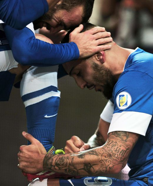 SUPER FOTO! Imaginea emotionanta de la meciul Romaniei! Ce a facut omul care ne-a EXECUTAT de doua ori imediat dupa ce a dat gol!_2
