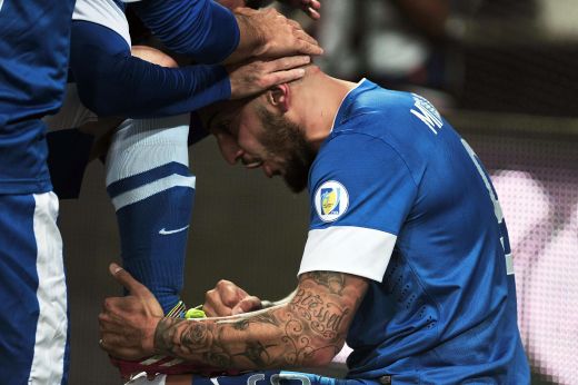 SUPER FOTO! Imaginea emotionanta de la meciul Romaniei! Ce a facut omul care ne-a EXECUTAT de doua ori imediat dupa ce a dat gol!_3