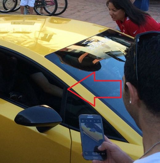 FOTO Tot traficul s-a oprit sa vada: "Cum este posibil asa ceva?" Pasagerul unui Lamborghini a SOCAT orasul Los Angeles!_4