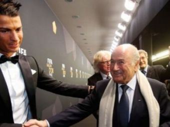 
	Blatter il LINGUSESTE pe Ronaldo! Reactia sefului FIFA dupa hattrickul portughezului cu Suedia! Ce mesaj i-a trimis!
