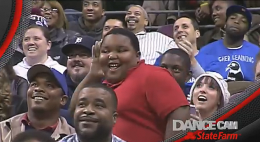 Americanii au Talent! Acest copil a devenit STAR in America dupa un dans nebun in tribune la un meci din NBA :)) VIDEO_1