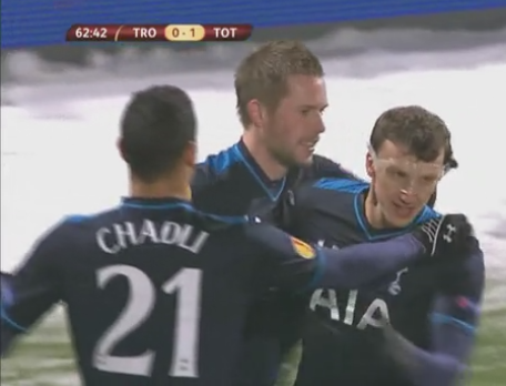 Nu s-a bucurat ca Geoana :) Gestul lui Chiriches dupa golul de 1-0 pentru care fanii lui Tottenham striga inca o data RESPECT! VIDEO_1