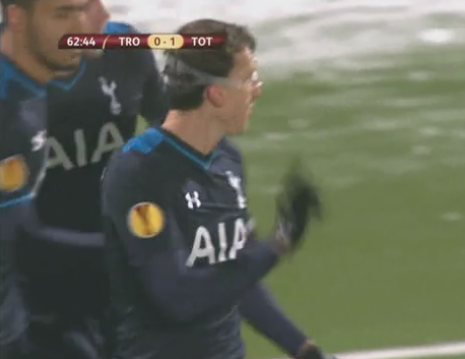 Nu s-a bucurat ca Geoana :) Gestul lui Chiriches dupa golul de 1-0 pentru care fanii lui Tottenham striga inca o data RESPECT! VIDEO_2