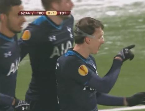 Nu s-a bucurat ca Geoana :) Gestul lui Chiriches dupa golul de 1-0 pentru care fanii lui Tottenham striga inca o data RESPECT! VIDEO_3