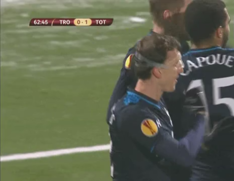 Nu s-a bucurat ca Geoana :) Gestul lui Chiriches dupa golul de 1-0 pentru care fanii lui Tottenham striga inca o data RESPECT! VIDEO_4