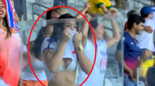 IMAGINEA ZILEI in Brazilia! O fana si-a ridicat tricoul si a aratat mai mult decat trebuia dupa golul marcat de favoritii sai: VIDEO_2