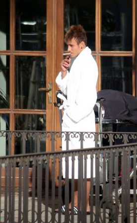 Ce fumeaza acolo? FOTO: Neymar, cel mai tehnic fotbalist la RULAT! Brazilianul a fost surprins in timp ce isi pregatea singur tigarile:_1