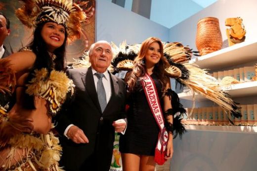 FOTO Like a BOSS! Blatter a facut senzatie la tragerea pentru grupele CM! Momentul in care toata lumea s-a oprit sa-l admire!_1