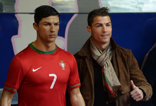 "Ha, asta sunt eu?! Mama, dar ce seamana!" :)) Ronaldo si-a dezvelit STATUIA in muzeul lui Real Madrid; portughezul s-a amuzat la prezentare! FOTO:_1