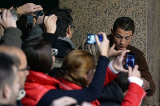 "Ha, asta sunt eu?! Mama, dar ce seamana!" :)) Ronaldo si-a dezvelit STATUIA in muzeul lui Real Madrid; portughezul s-a amuzat la prezentare! FOTO:_11