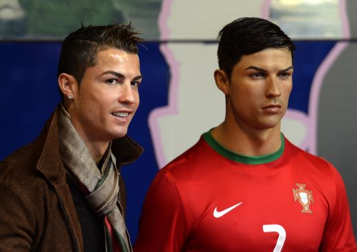 "Ha, asta sunt eu?! Mama, dar ce seamana!" :)) Ronaldo si-a dezvelit STATUIA in muzeul lui Real Madrid; portughezul s-a amuzat la prezentare! FOTO:_3