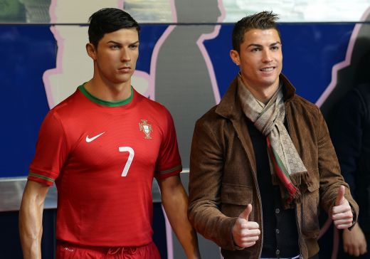 "Ha, asta sunt eu?! Mama, dar ce seamana!" :)) Ronaldo si-a dezvelit STATUIA in muzeul lui Real Madrid; portughezul s-a amuzat la prezentare! FOTO:_4