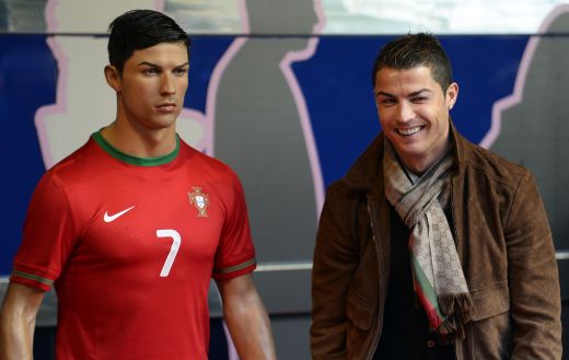 "Ha, asta sunt eu?! Mama, dar ce seamana!" :)) Ronaldo si-a dezvelit STATUIA in muzeul lui Real Madrid; portughezul s-a amuzat la prezentare! FOTO:_5
