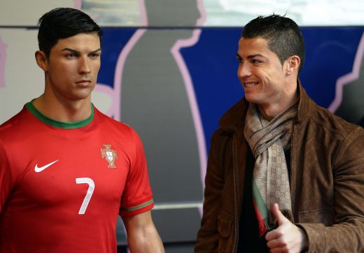 "Ha, asta sunt eu?! Mama, dar ce seamana!" :)) Ronaldo si-a dezvelit STATUIA in muzeul lui Real Madrid; portughezul s-a amuzat la prezentare! FOTO:_6