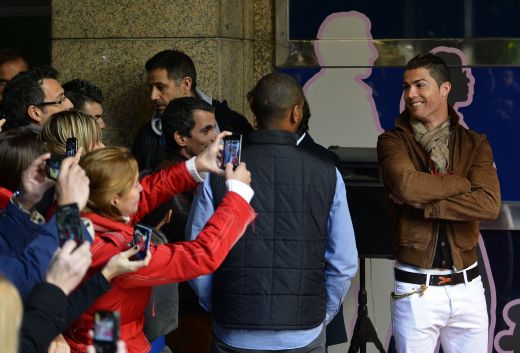 "Ha, asta sunt eu?! Mama, dar ce seamana!" :)) Ronaldo si-a dezvelit STATUIA in muzeul lui Real Madrid; portughezul s-a amuzat la prezentare! FOTO:_9