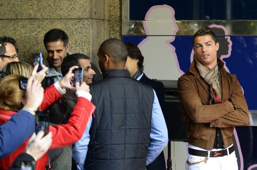 "Ha, asta sunt eu?! Mama, dar ce seamana!" :)) Ronaldo si-a dezvelit STATUIA in muzeul lui Real Madrid; portughezul s-a amuzat la prezentare! FOTO:_10