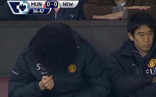 FOTO Imaginea care i-a SCANDALIZAT pe fanii lui United! Ce facea Fellaini pe banca in timp ce echipa pierdea cu Newcastle!_2