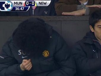 
	FOTO Imaginea care i-a SCANDALIZAT pe fanii lui United! Ce facea Fellaini pe banca in timp ce echipa pierdea cu Newcastle!
