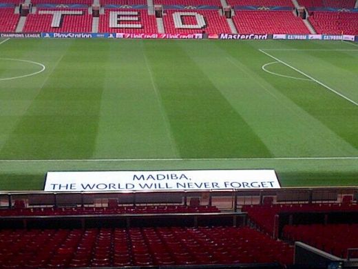 Mesaj SUPERB afisat de Manchester United! Banca de rezerve a englezilor va fi acoperita, in meciul cu Sahtior, cu un banner pentru Nelson Mandela_2