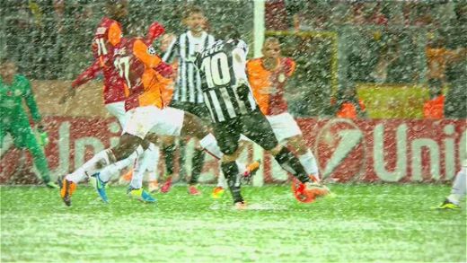 '31 Galatasaray 0-0 Juventus! Terenul a fost acoperit cu zapada in doar 10 de minute! Meciul a fost AMANAT pentru miercuri! FOTO_10