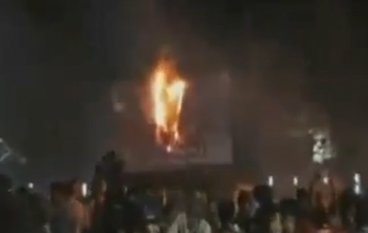 
	Cei mai FANATICI suporteri! Au INNEBUNIT dupa infrangerea asta si au dat foc la panourile din jurul stadionului! VIDEO
