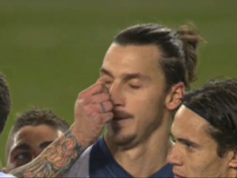 
	&quot;Baaa, esti nebun? Ia mana de pe nasul meu!&quot; :)) Faza dementiala cu Zlatan si Lavezzi; argentinianul l-a tras de nas, Ibra s-a cam suparat :) 

