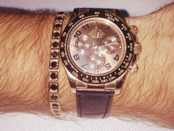 
	Cel mai bogat Mos Craciun pentru un jucator de Liga I! Cine a primit cadou azi un super ceas Rolex placat cu aur de 18 karate! Pretul te va lasa MASCA: 
