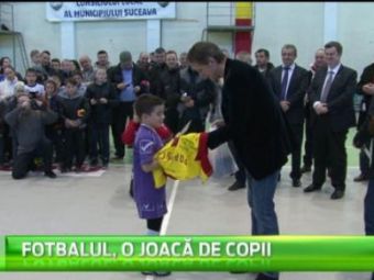 
	Super turneu de juniori: 700 de copii s-au intrecut in jonglerii ca sa-l impresioneze pe Gica Popescu! VIDEO
