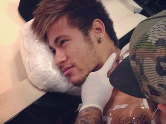 
	Si-a facut singur cadoul de Craciun: un nou tatuaj pe bratul lui Neymar! Ce mesaj are cel mai nou desen al starului de la Barca:
