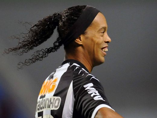 Ronaldinho a dat LOVITURA! S-a combinat cu cea mai frumoasa fata din satul sau natal! Vezi cum arata:_2