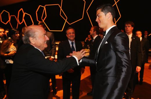 SUPER FOTO: Blatter l-a IMPLORAT pe Cristiano Ronaldo sa-l ierte! Imaginea serii de la gala de la Zurich! Cum au fost surprinsi cei doi:_1