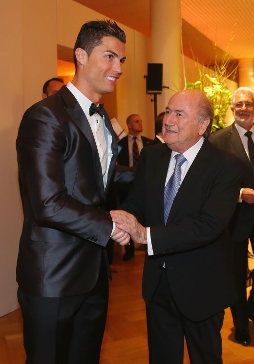 SUPER FOTO: Blatter l-a IMPLORAT pe Cristiano Ronaldo sa-l ierte! Imaginea serii de la gala de la Zurich! Cum au fost surprinsi cei doi:_2