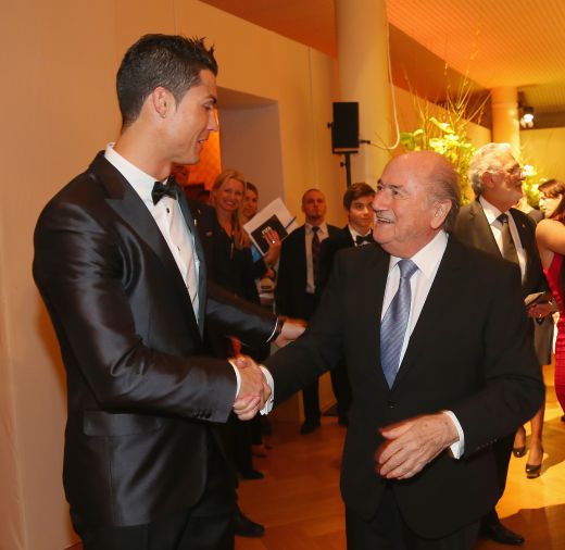 SUPER FOTO: Blatter l-a IMPLORAT pe Cristiano Ronaldo sa-l ierte! Imaginea serii de la gala de la Zurich! Cum au fost surprinsi cei doi:_3