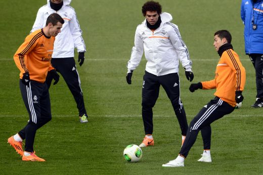 "Asta e si Balonul vostru!" Ronaldo s-a dus la antrenamentul Realului cu Balonul de Aur, colegii au vrut sa se pozeze cu el! FOTO:_1