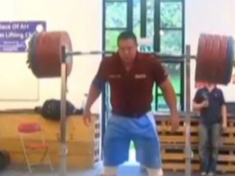 VIDEO: Cel mai tare halterofil! Un rus a ridicat 300 de kilograme, fara maini!