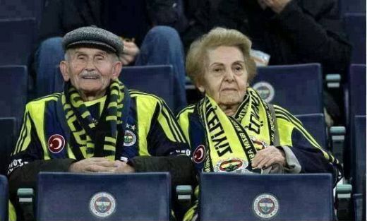 Turcii sunt TOPITI de durere! Cei mai tari ultrasi ai lui Fenerbahce s-au despartit ! Vezi cum arata aceeasi poza, un an mai tarziu :(