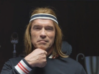 
	Arnold Schwarzenegger, campion la tenis de masa in COSTUMUL lui Bjorn Borg! Super imagini pentru un eveniment UNIC in lume! VIDEO
