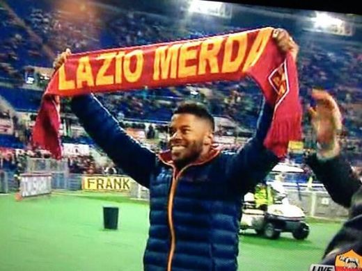 Fanii lui Lazio au innebunit! Roma si-a prezentat oficial ultimul transfer! Ce mesaj era scris pe fularul vedetei: FOTO_1