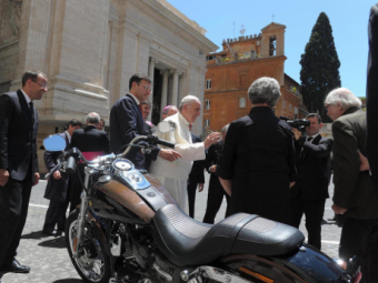 
	Papa Francis scoate un Harley la vanzare! L-a primit cadou direct de la companie! Cat costa motorul semnat de catre Suveran:
