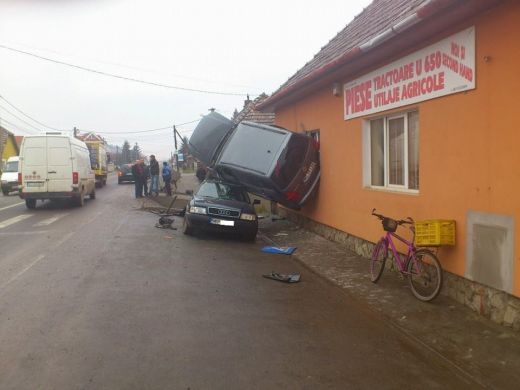 "Cum a ajuns masina acolo?" Accident teribil in Romania! Imaginile sunt incredibile: FOTO_1